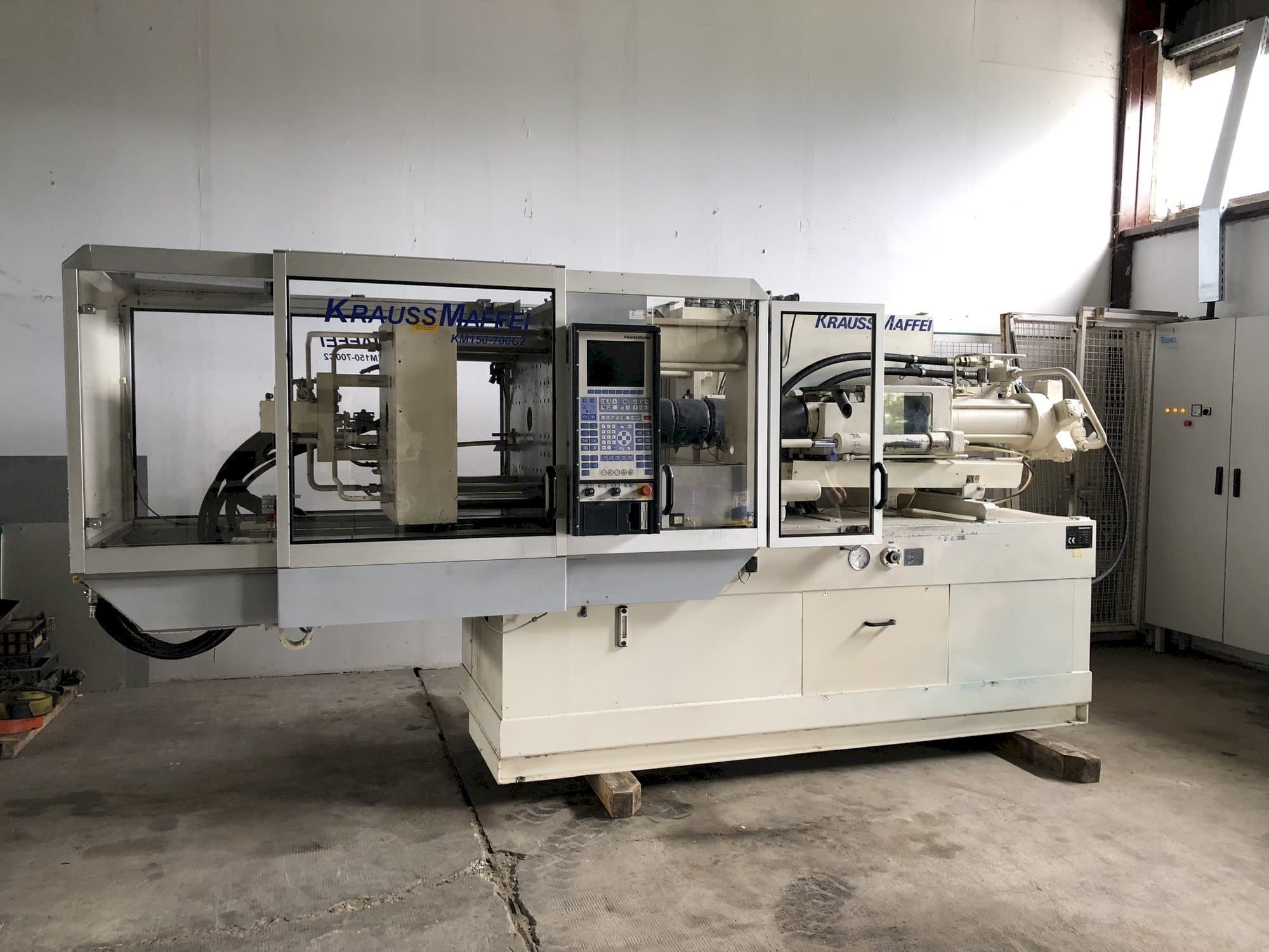 Vooraanzicht van Krauss Maffei 150-700 C2 machine