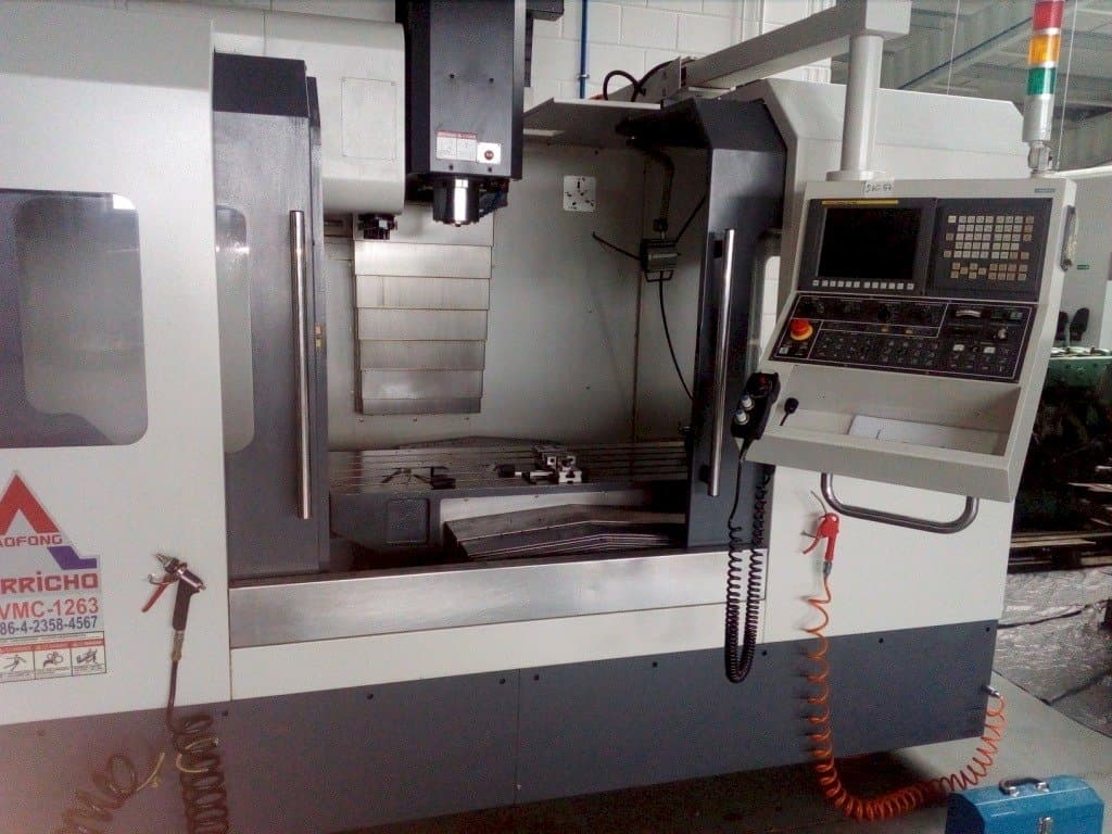 Vooraanzicht van EVERRICHO ER-VMC-1263A machine