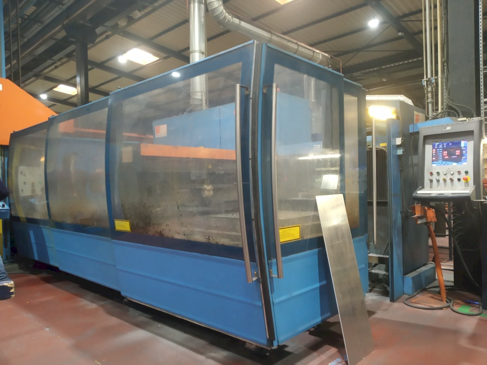 Links zicht van Prima Power Platino 1530 machine