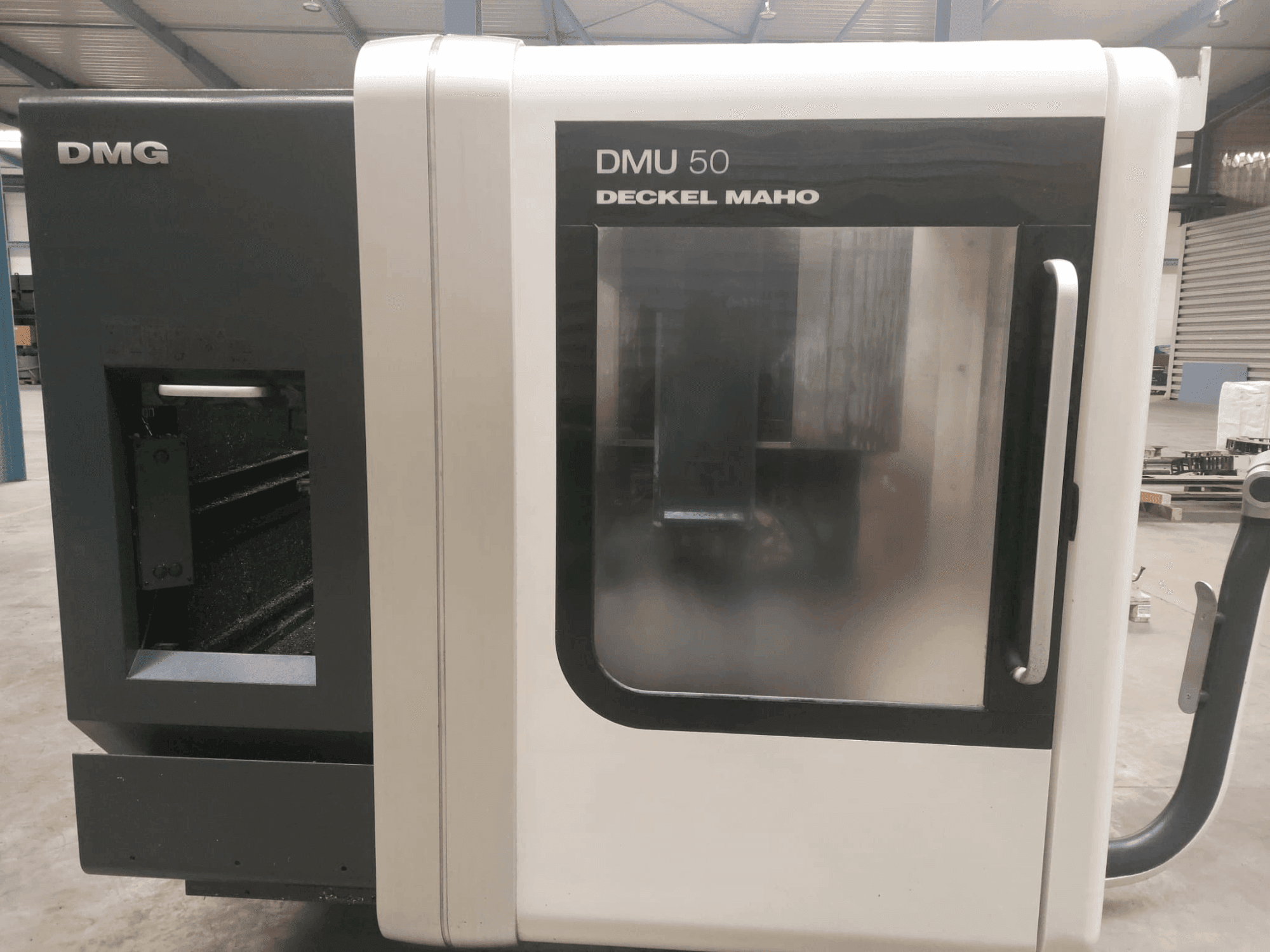 Vooraanzicht van DMG DECKEL MAHO DMU 50 machine