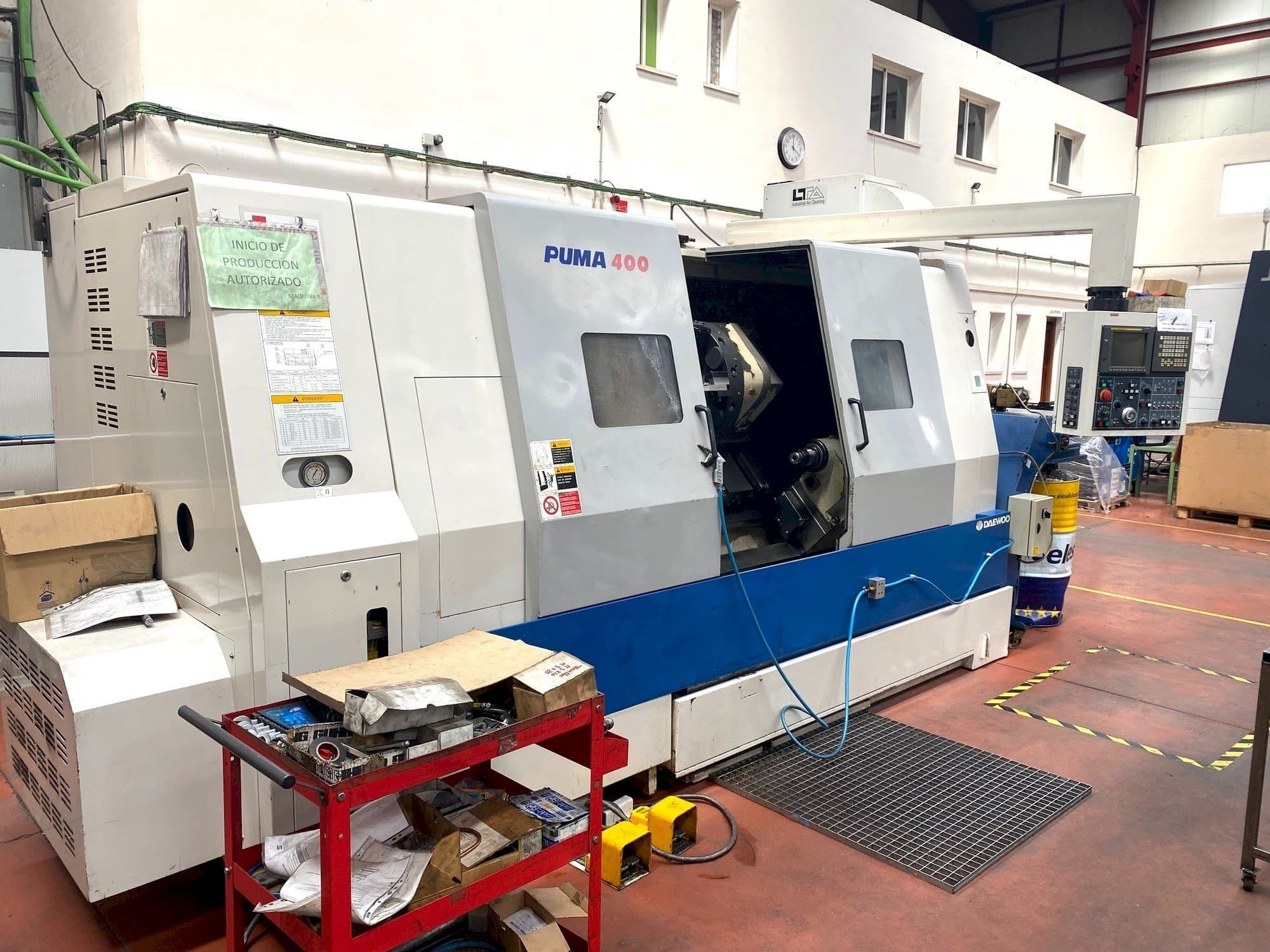 Vooraanzicht van DAEWOO PUMA 400 machine