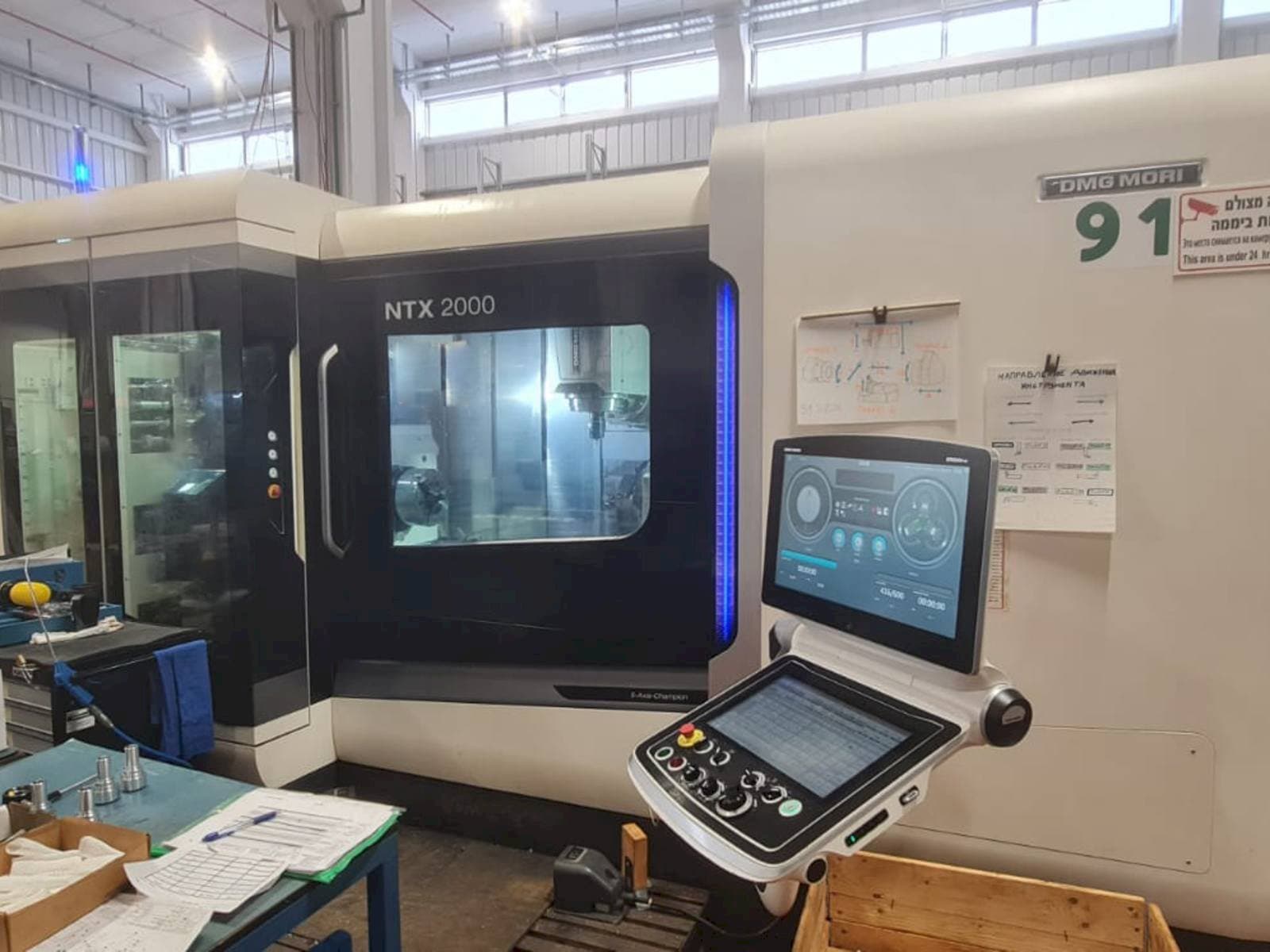 Vooraanzicht van DMG MORI NTX 2000 machine