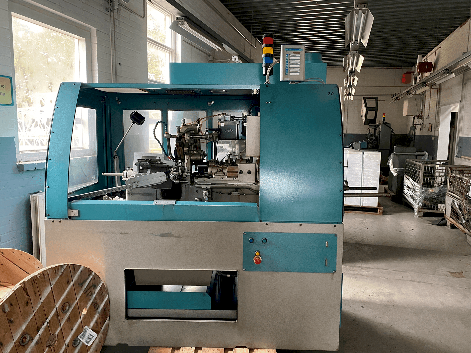 Vooraanzicht van Tornos-Bechler NAT-125 vario machine