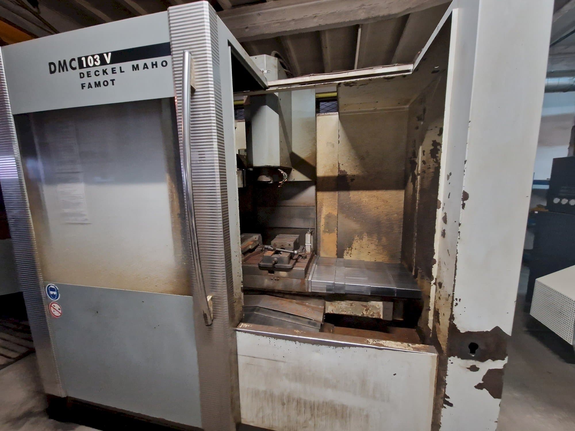Vooraanzicht van DMG DMC 103V machine