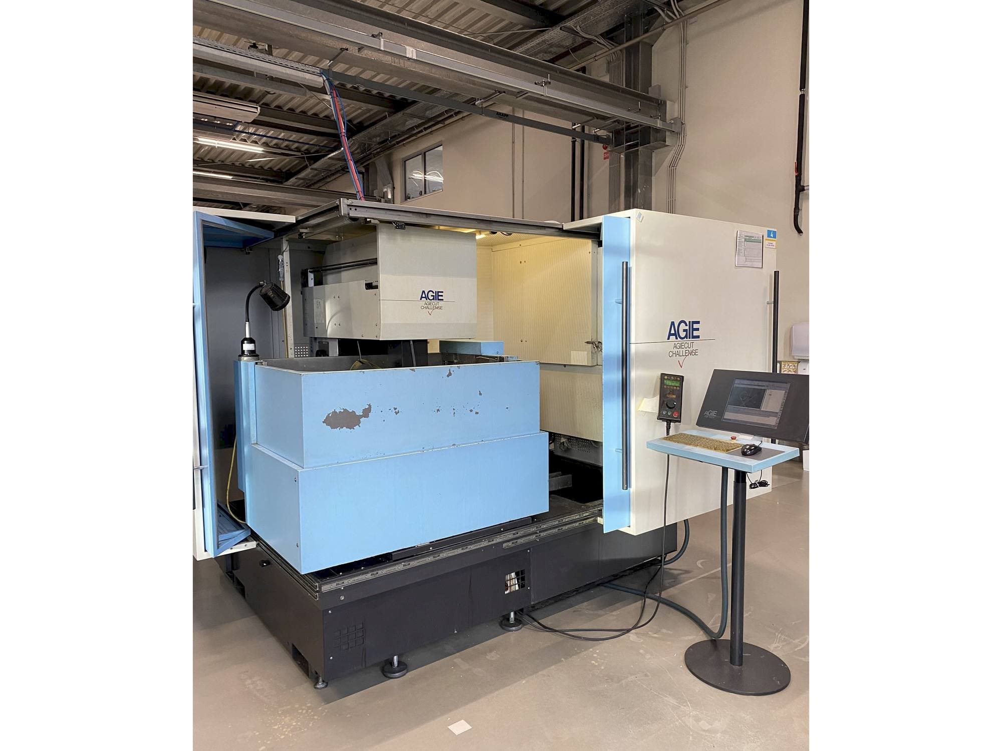 Vooraanzicht  van AGIE AGIECUT VERTEX 3  machine