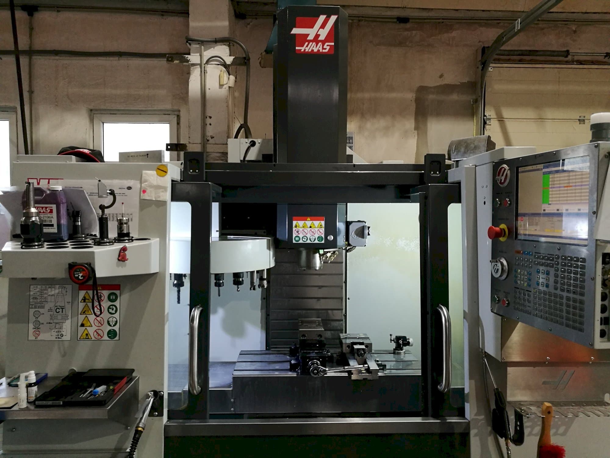 Vooraanzicht van HAAS VF-2 machine