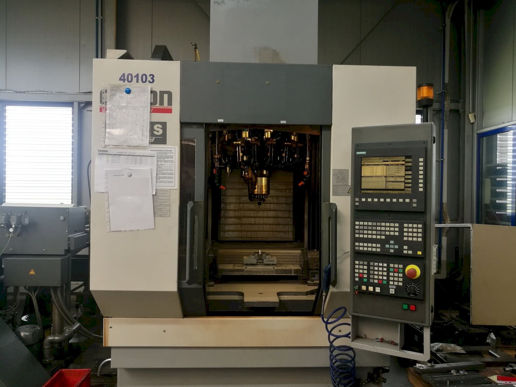 Vooraanzicht van CHIRON FZ12S machine