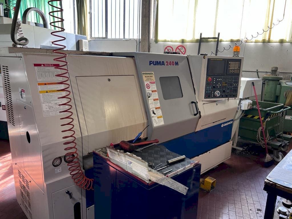 Vooraanzicht van DAEWOO Puma 240M machine