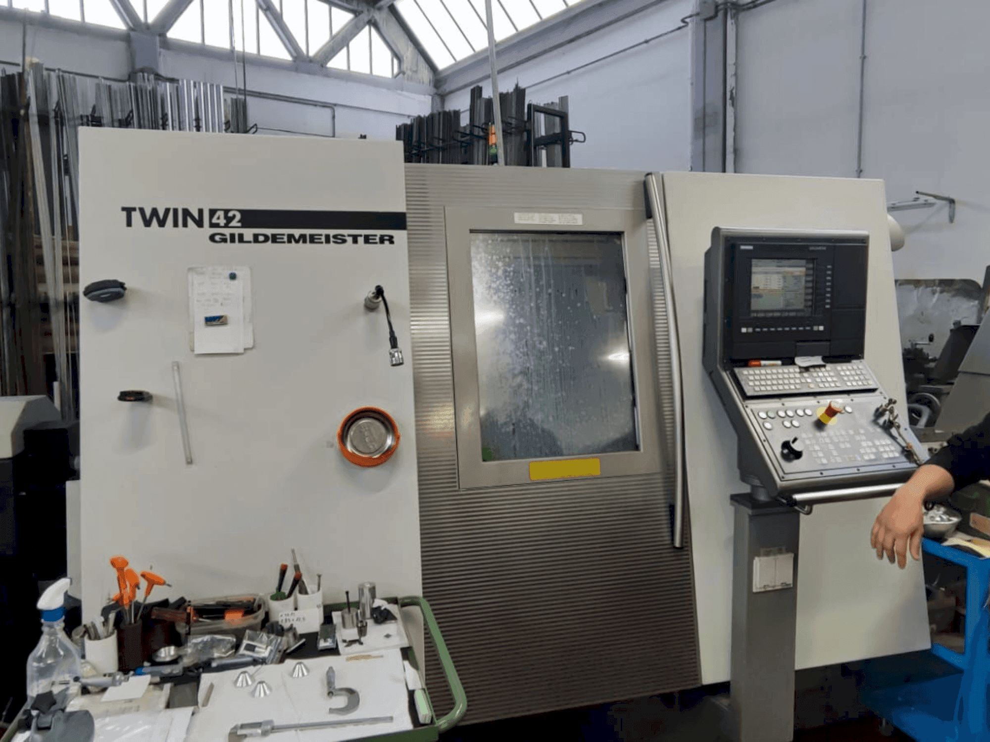 Vooraanzicht van Gildemeister TWIN 42 machine