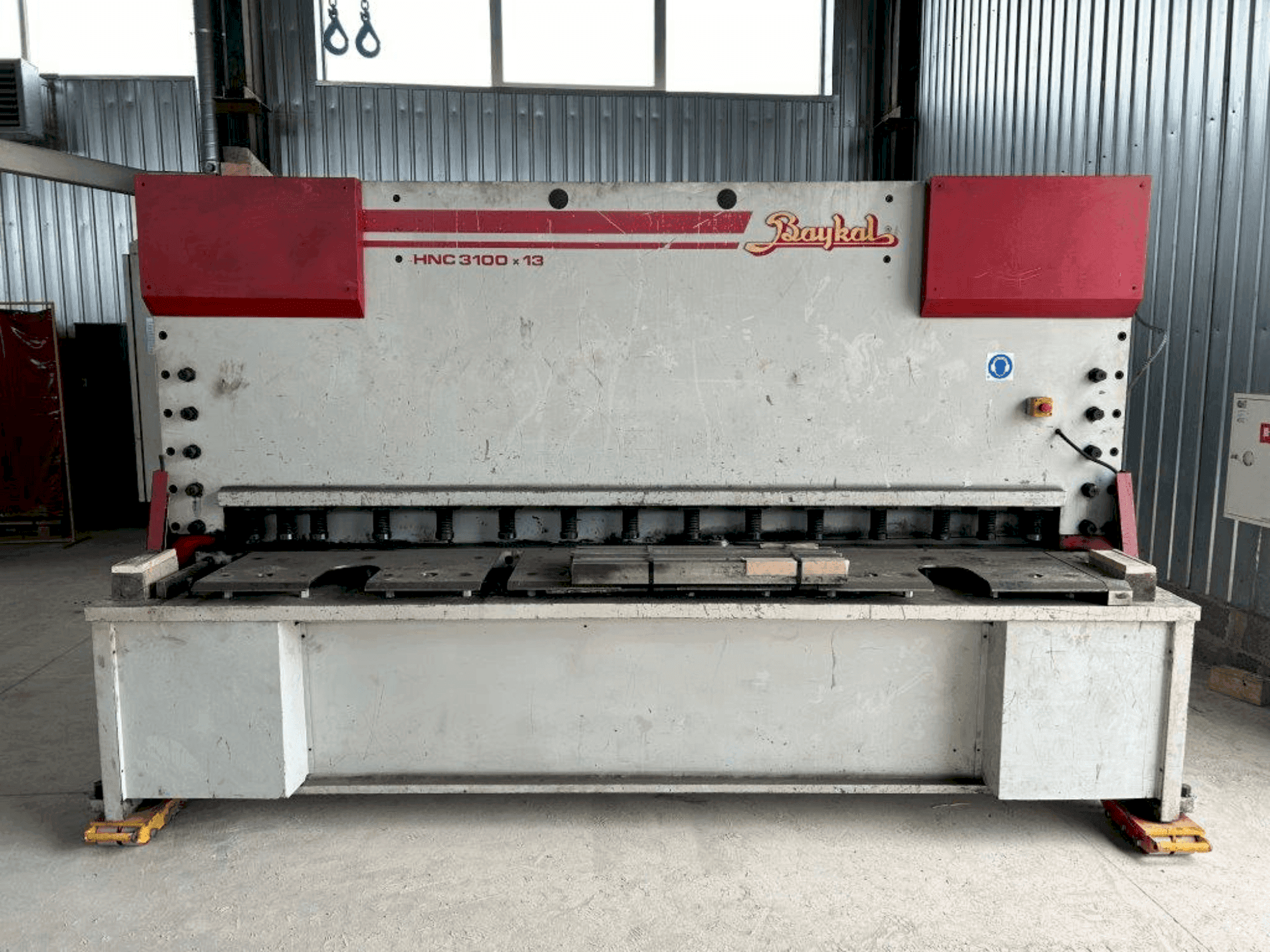 Vooraanzicht  van Baykal HNC 3100x13  machine