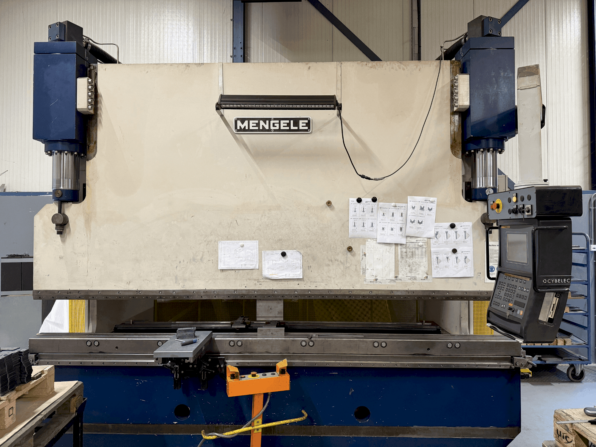 Vooraanzicht van MENGELE HB175-30/35 machine