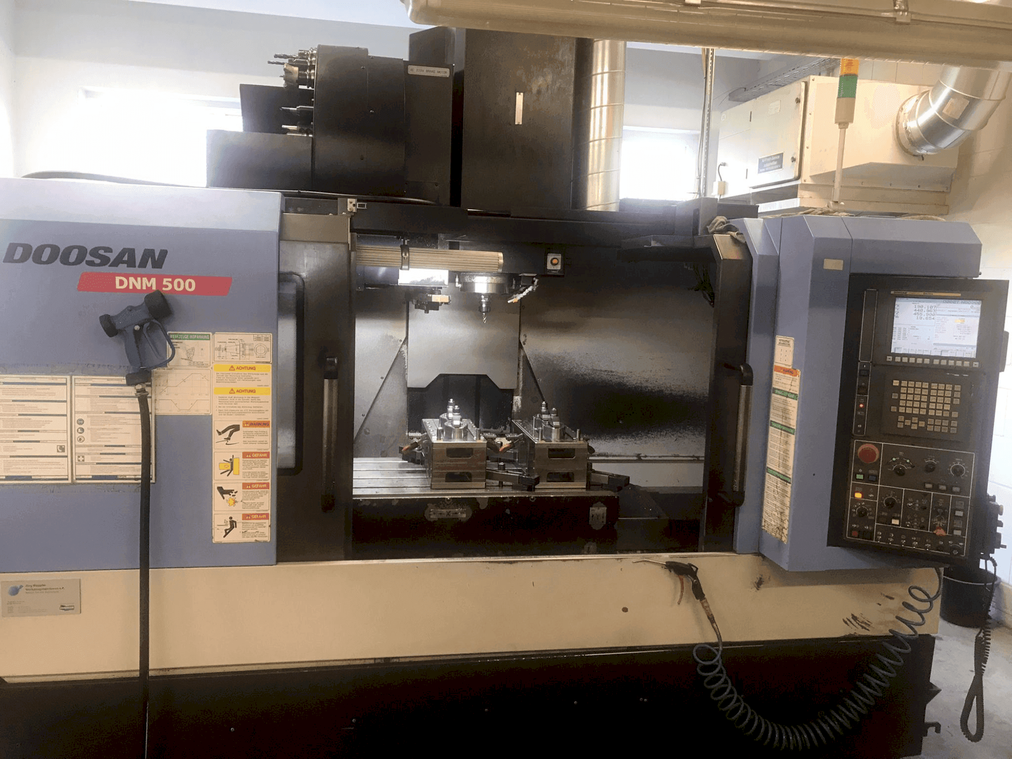 Vooraanzicht van DOOSAN DNM 500 machine
