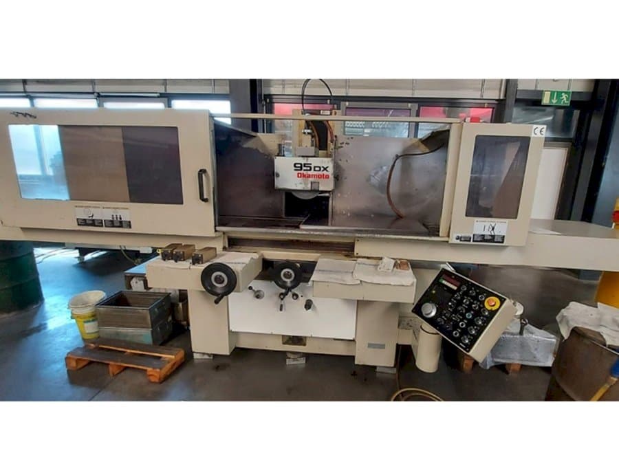 Vooraanzicht van OKAMOTO 95DX machine