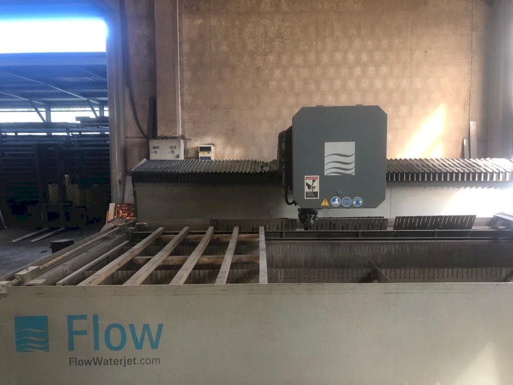 Vooraanzicht  van Flow Mach 4 3D  machine