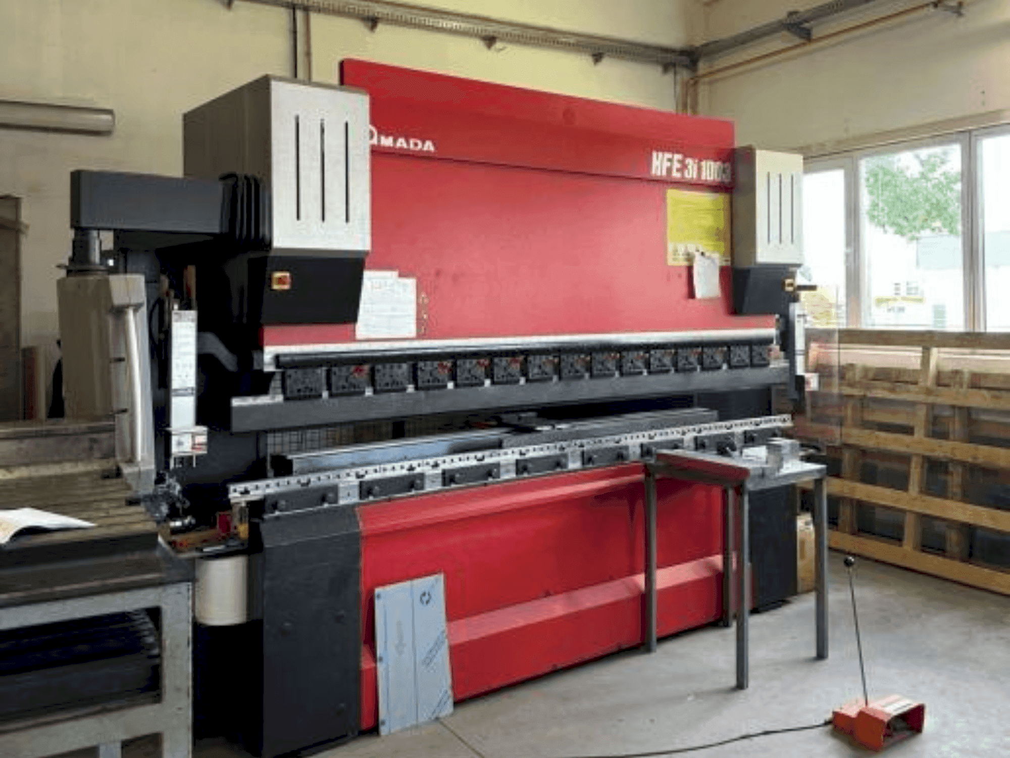 Vooraanzicht van AMADA HFE 3i 1003 machine