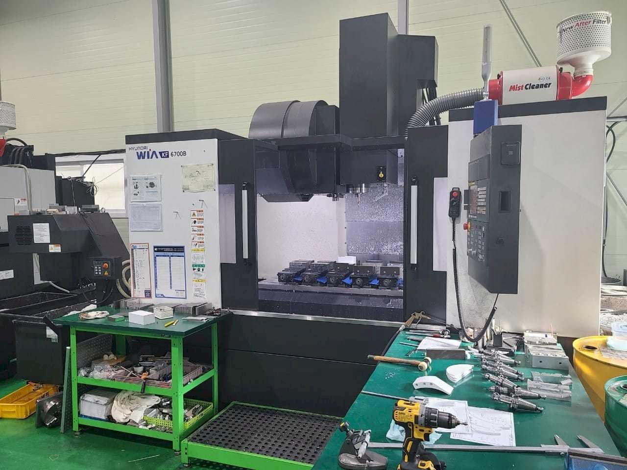 Vooraanzicht van Hyundai Wia KF 6700B machine