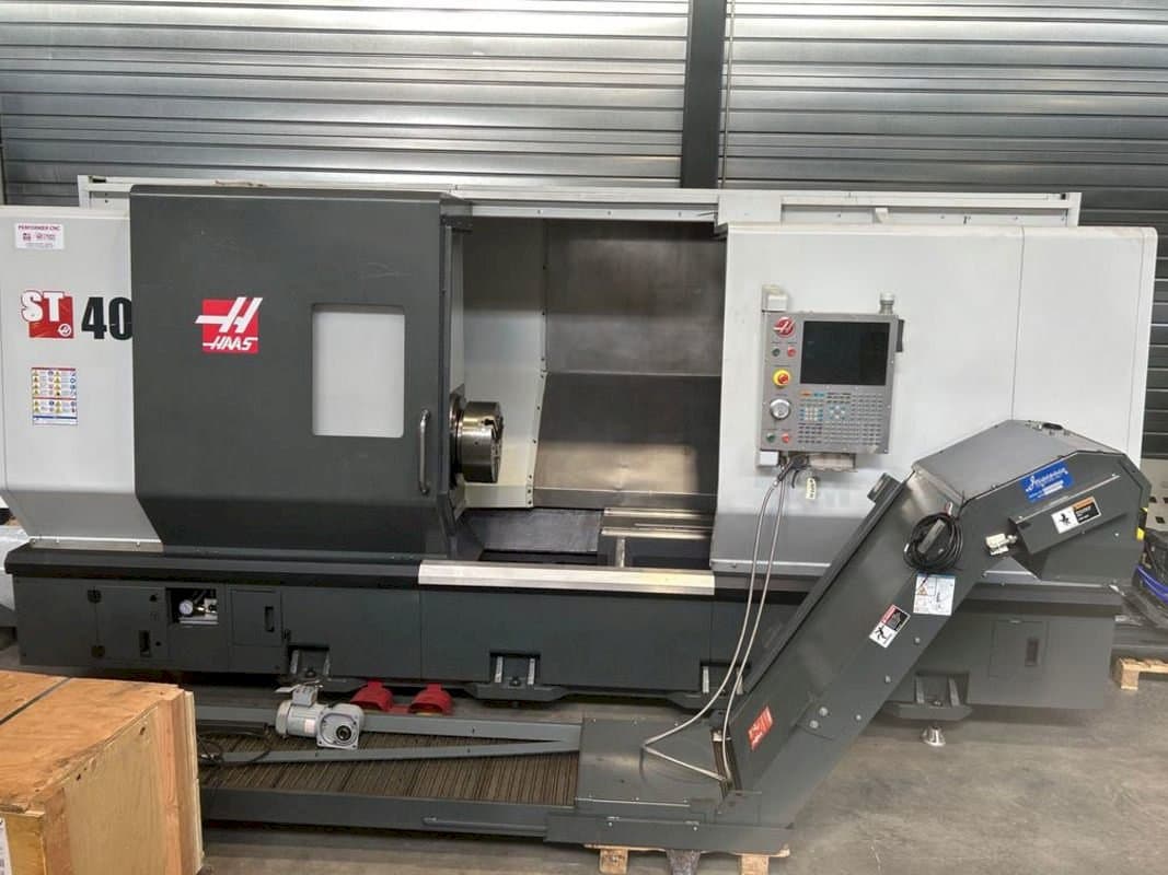 Vooraanzicht van HAAS ST-40 machine