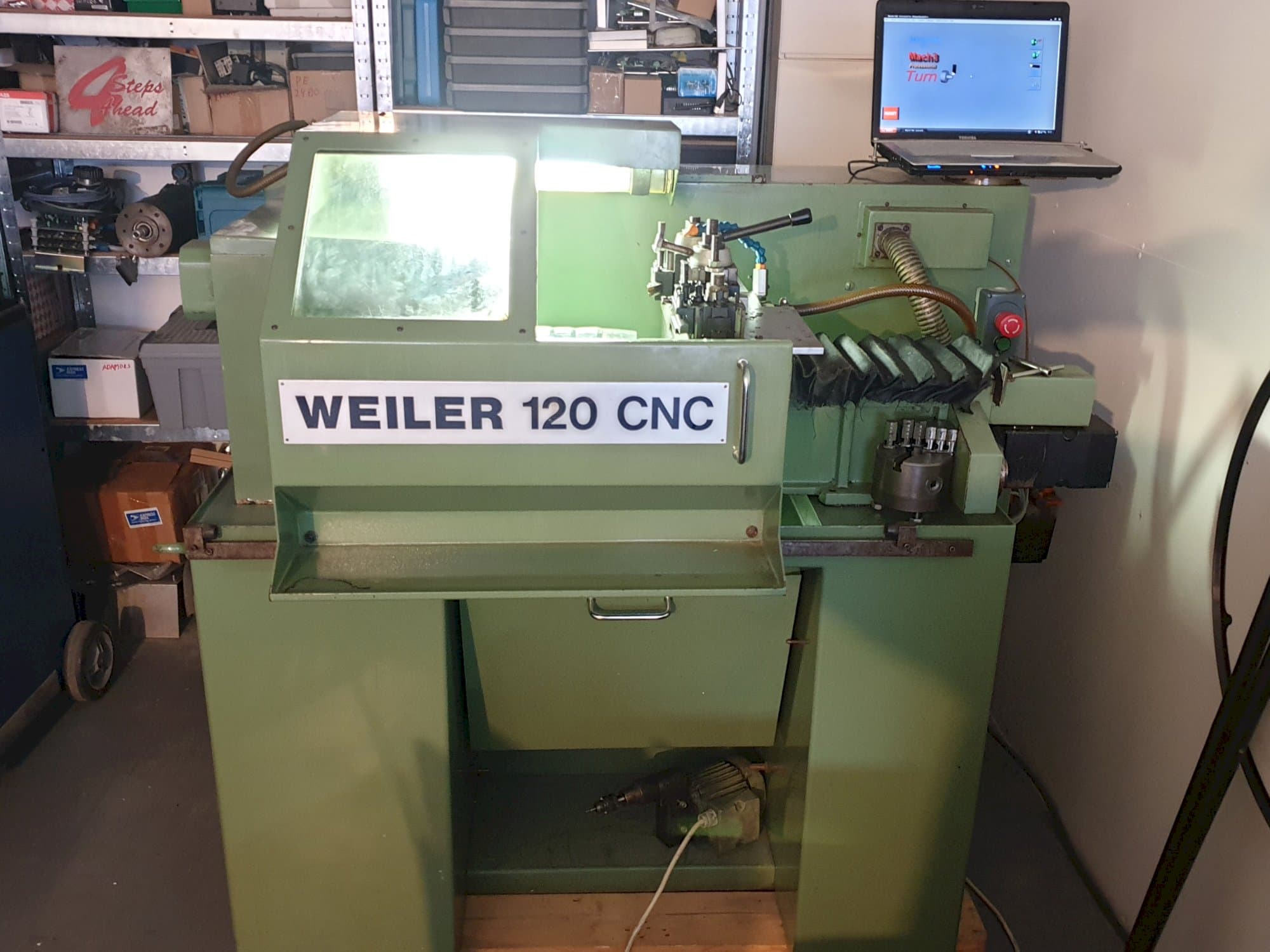 Vooraanzicht  van Weiler 120 CNC machine