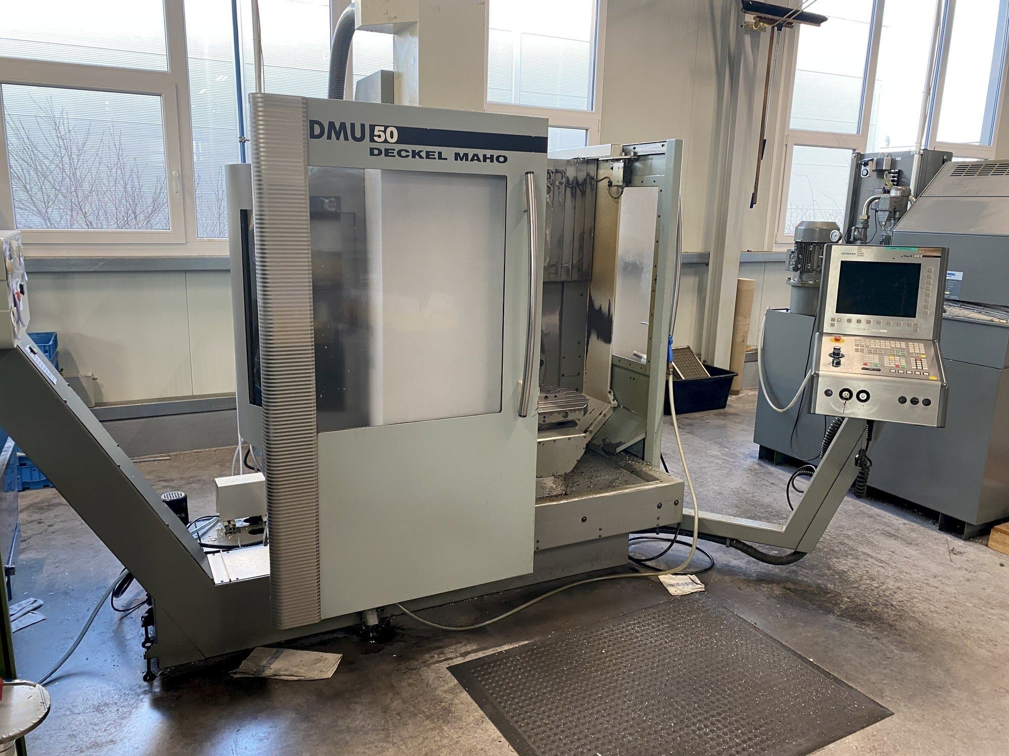 Vooraanzicht van DECKEL MAHO DMU 50 machine