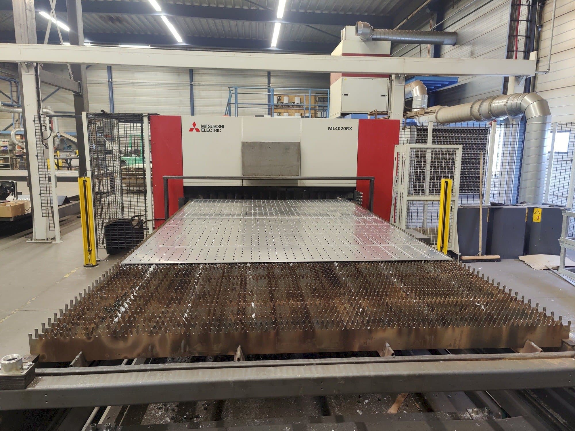 Vooraanzicht van Mitsubishi ML4020RX-F60 6,0kW CO2 machine