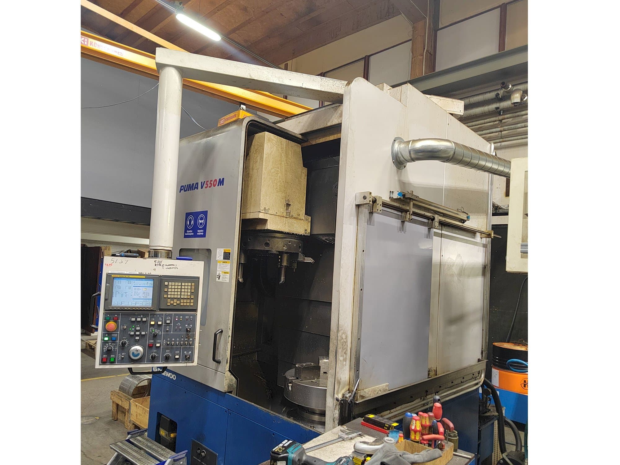 Vooraanzicht van Doosan Puma V550M machine