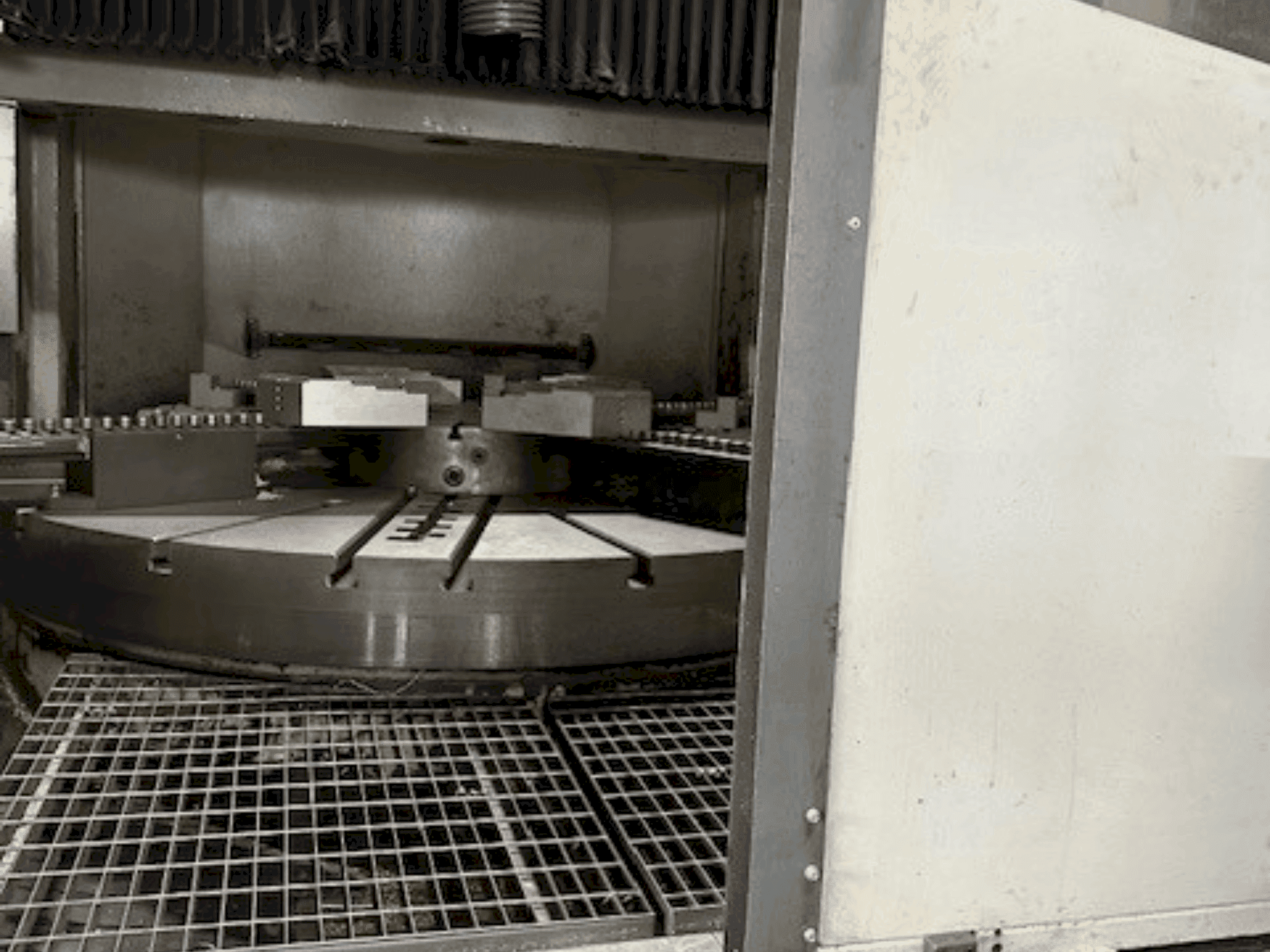 Vooraanzicht van GORBREX TKV 525 CNC machine