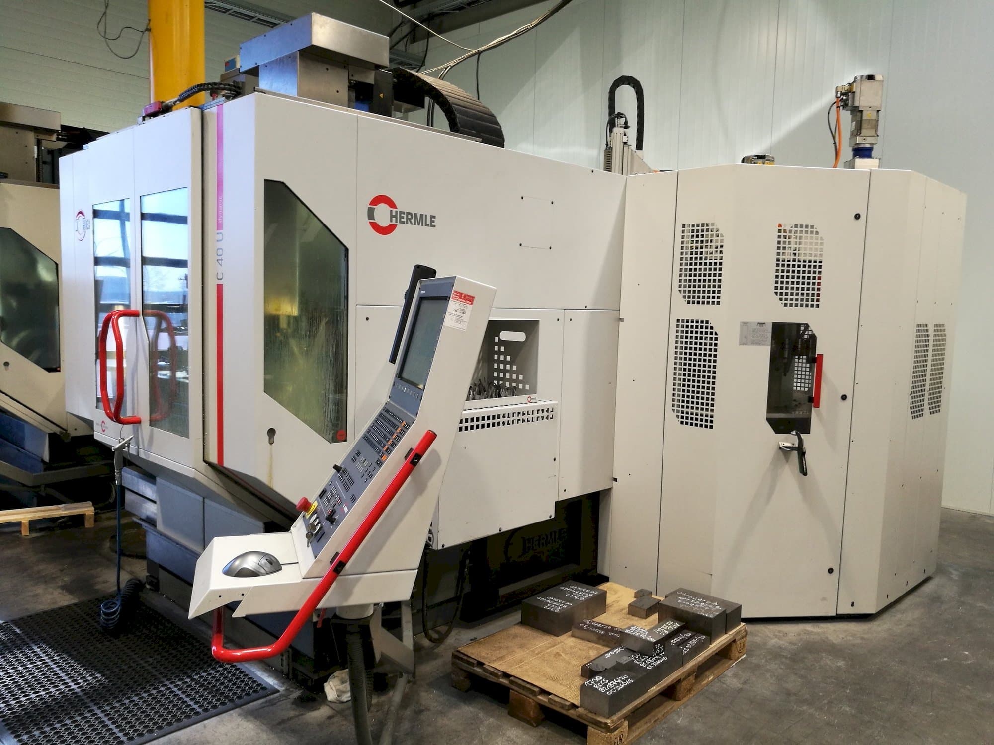 Vooraanzicht van HERMLE C40U dynamic machine