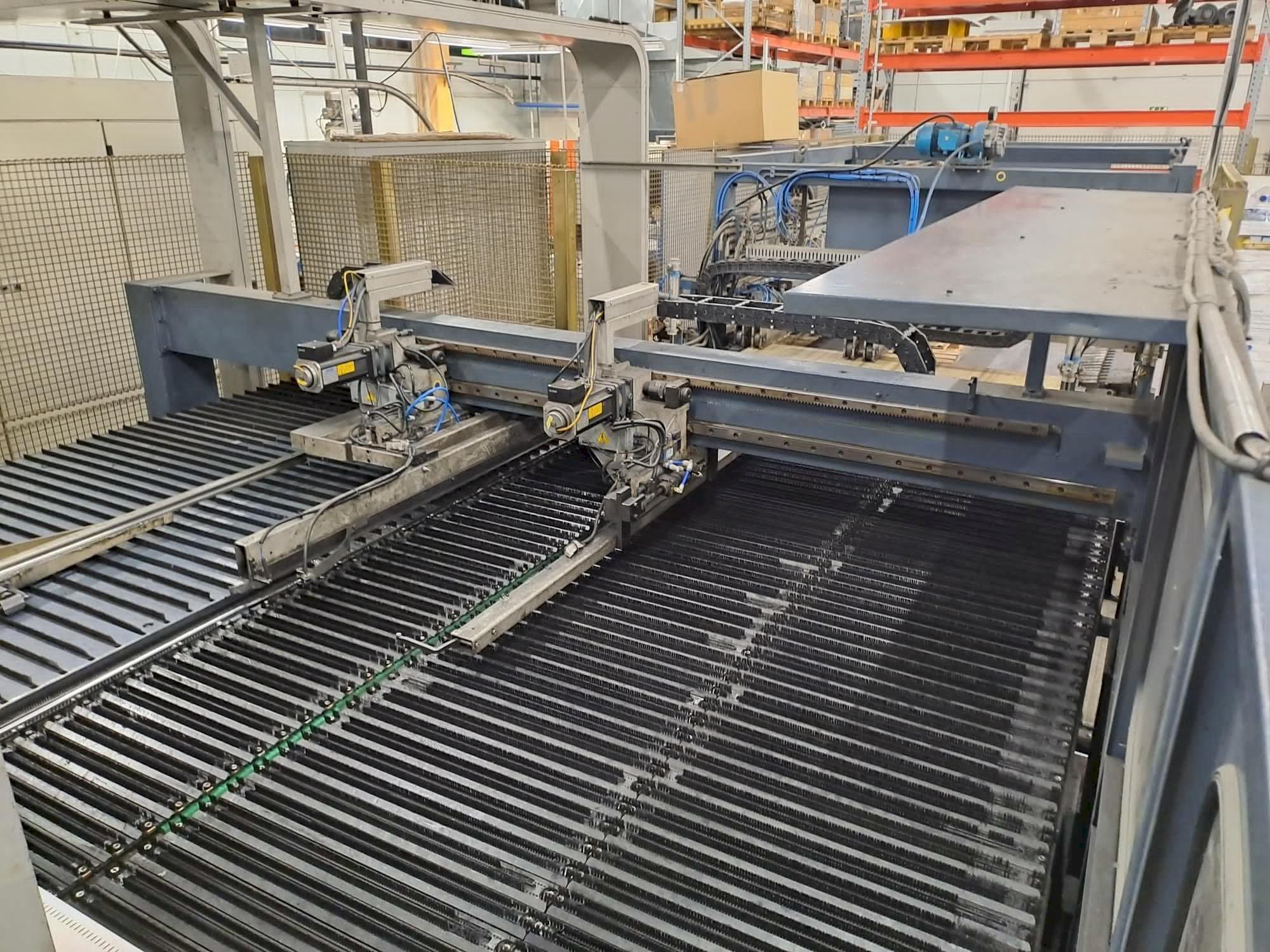 Vooraanzicht van Salvagnini S4 machine