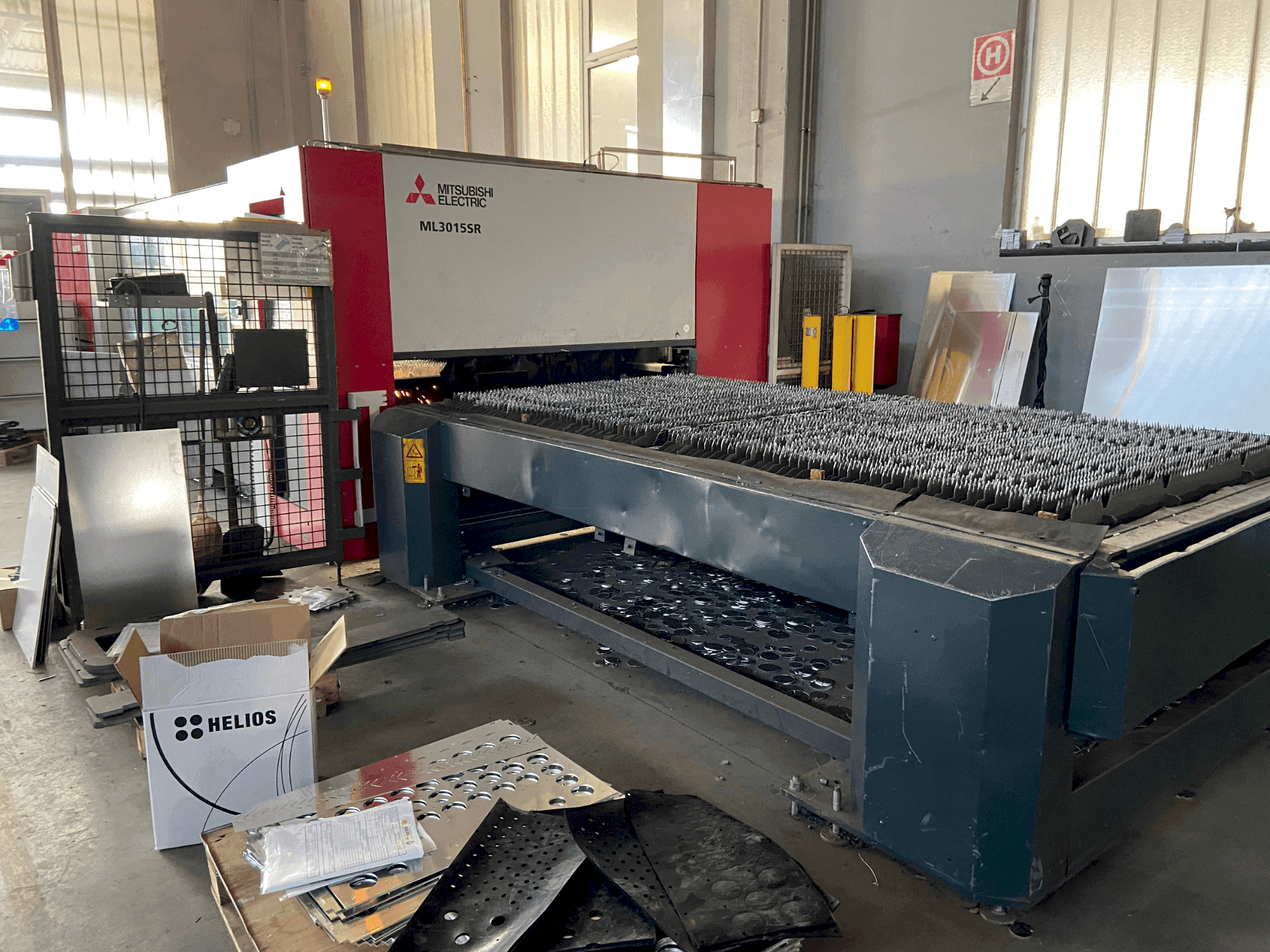 Vooraanzicht van Mitsubishi ML 3015 SR machine
