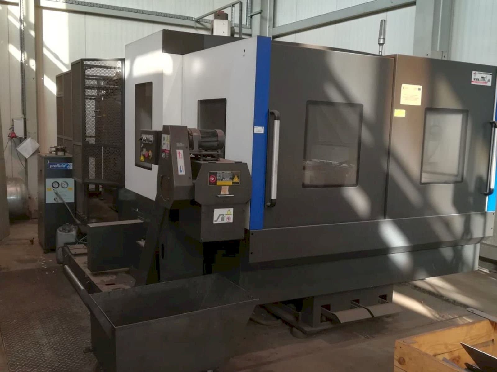 Vooraanzicht van Hyundai Wia KH63G machine