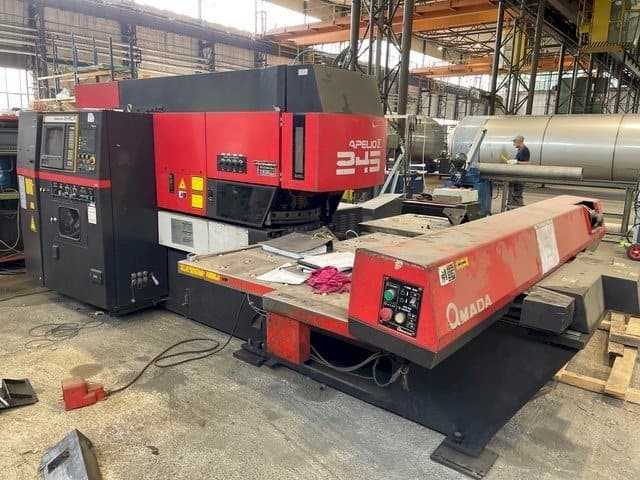 Vooraanzicht van AMADA Apelio II 245 machine