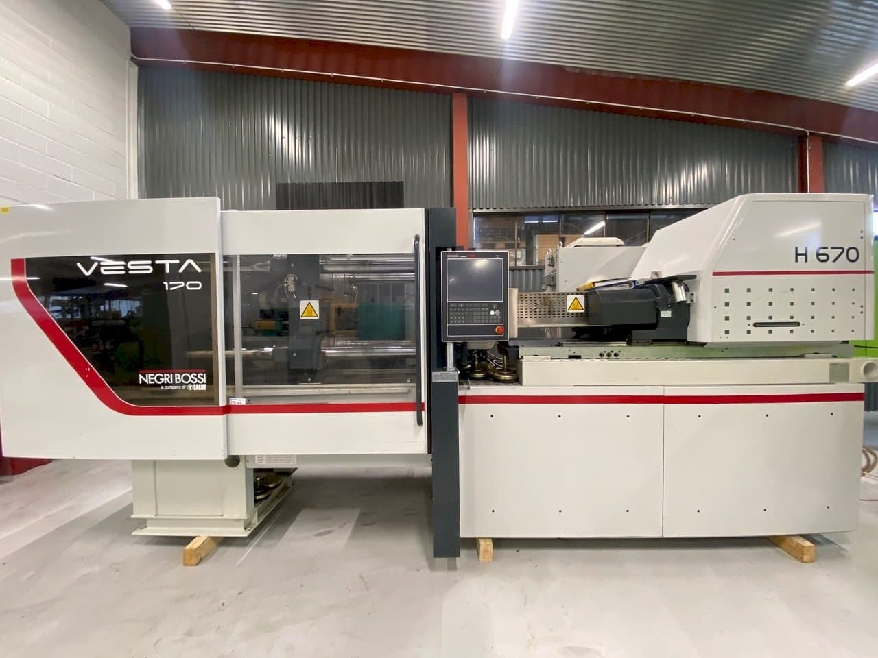 Vooraanzicht van Negri Bossi VE170, M151 machine