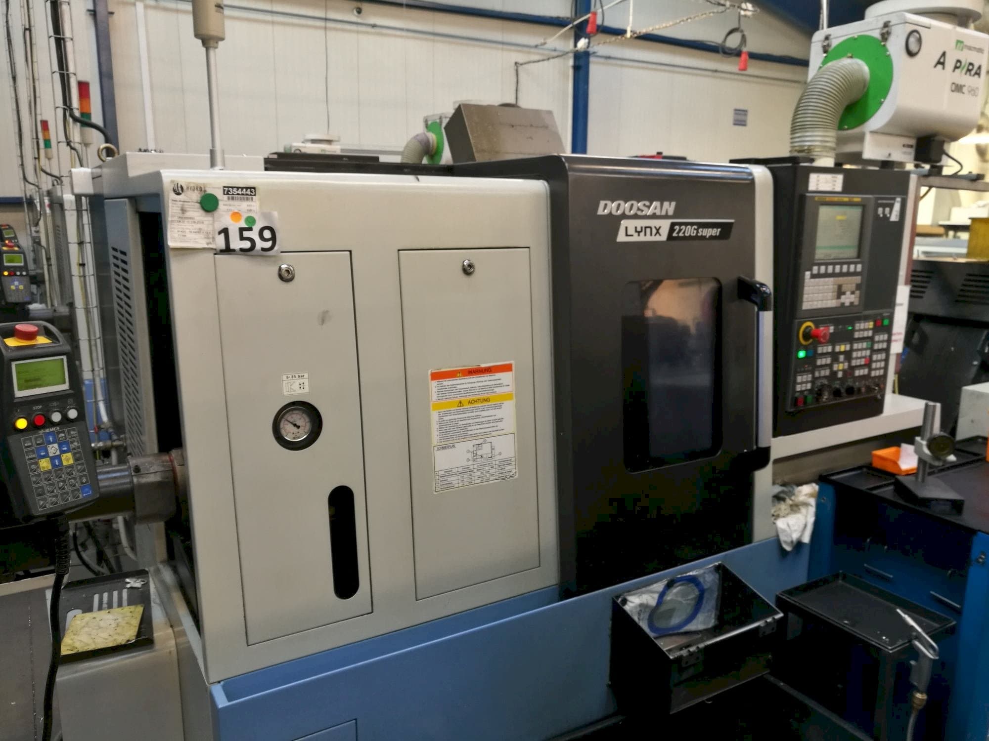 Links zicht van Doosan Lynx 220GA machine