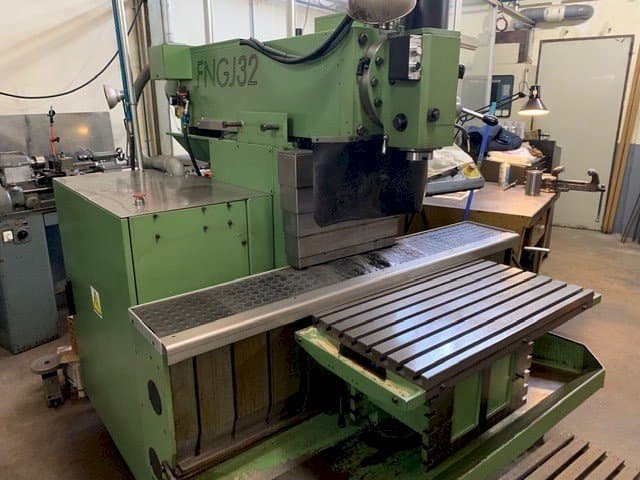 Vooraanzicht van INTOS FNGJ32 machine