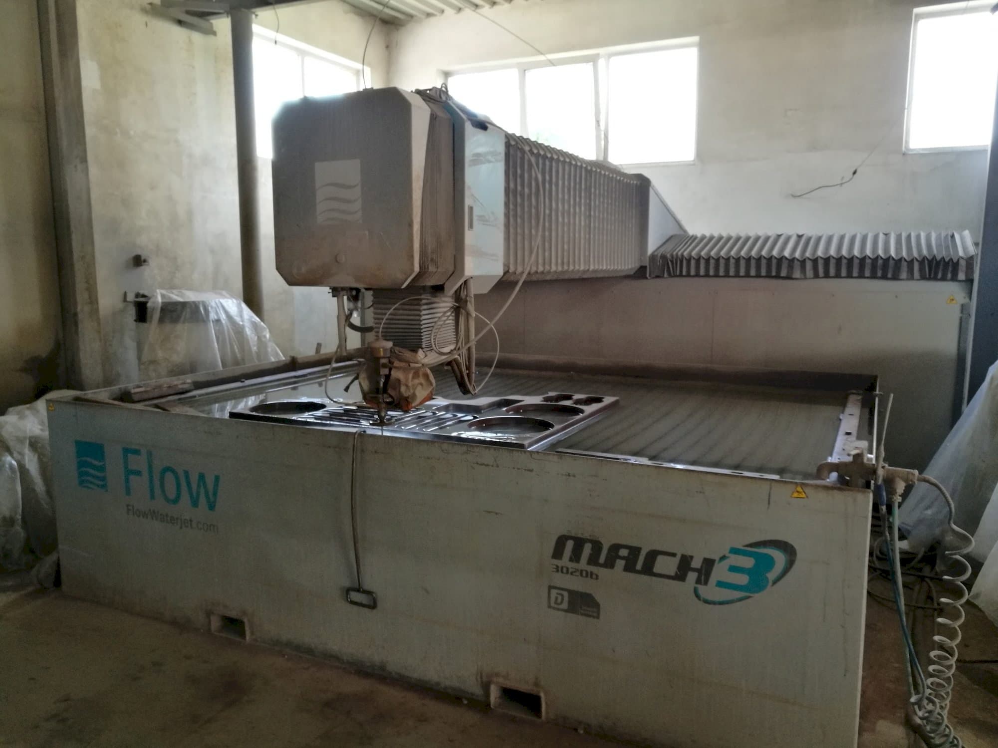 Vooraanzicht van Flow Mach3-3020b machine