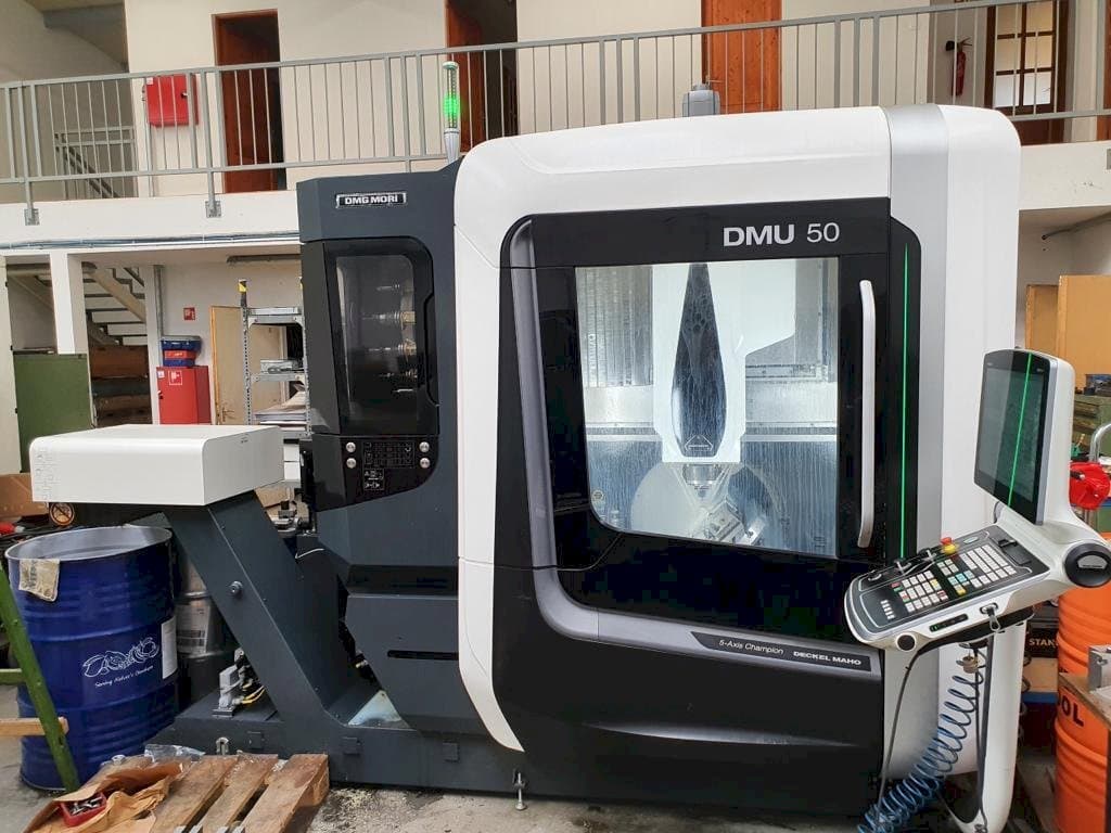 Vooraanzicht van DMG MORI DMU 50 machine