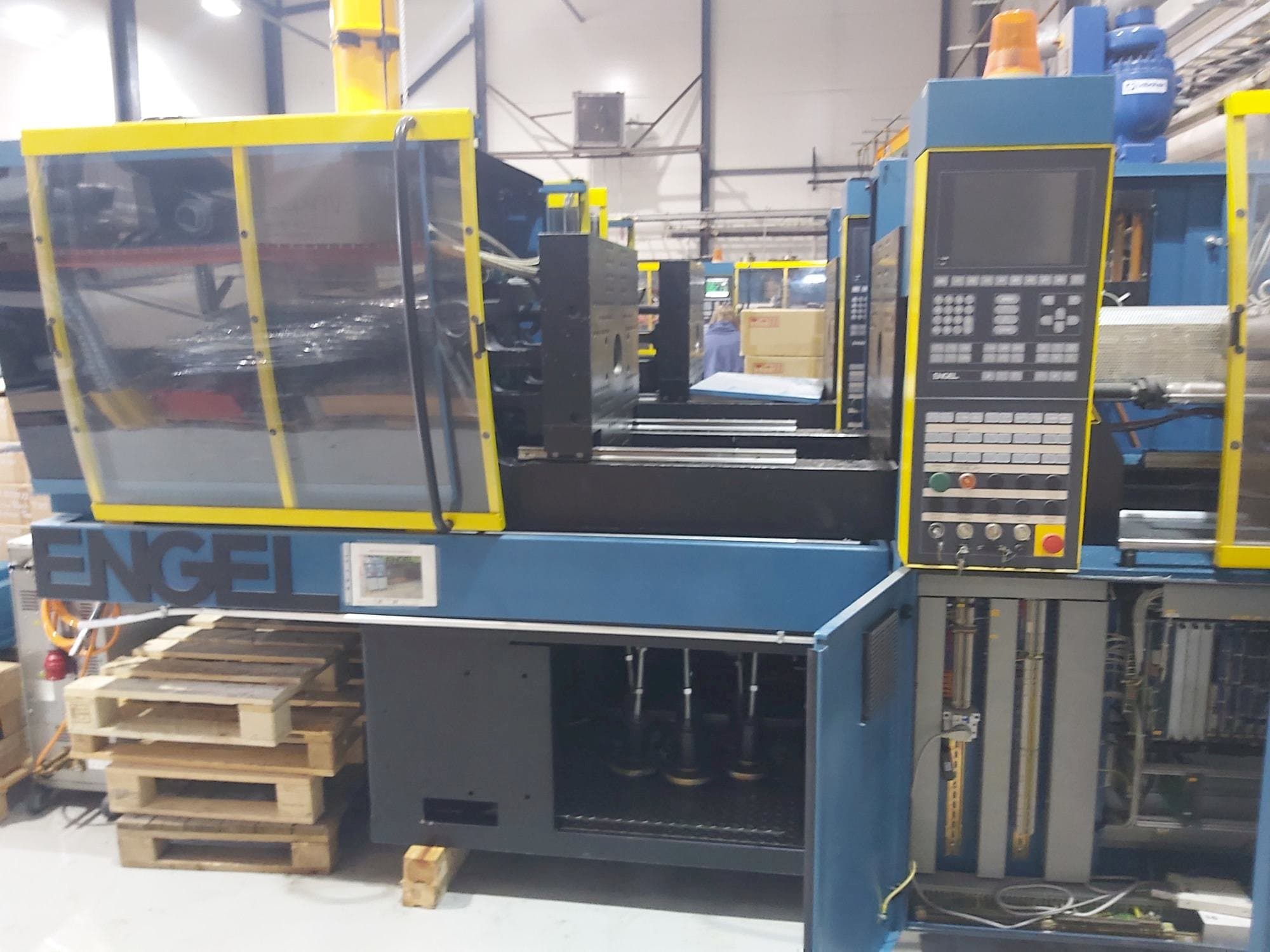 Vooraanzicht van ENGEL ES 330/80 HL machine