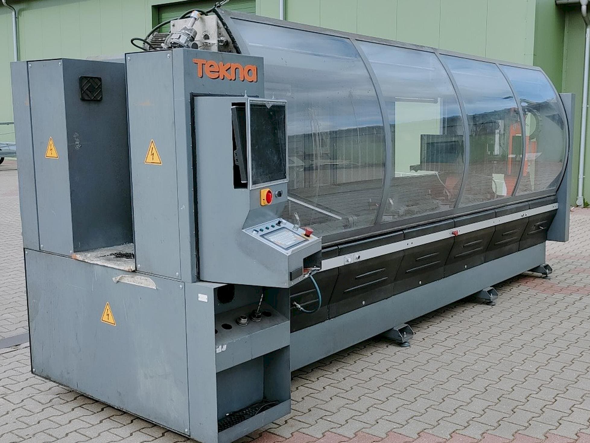 Vooraanzicht van Tekna TK427-3 machine