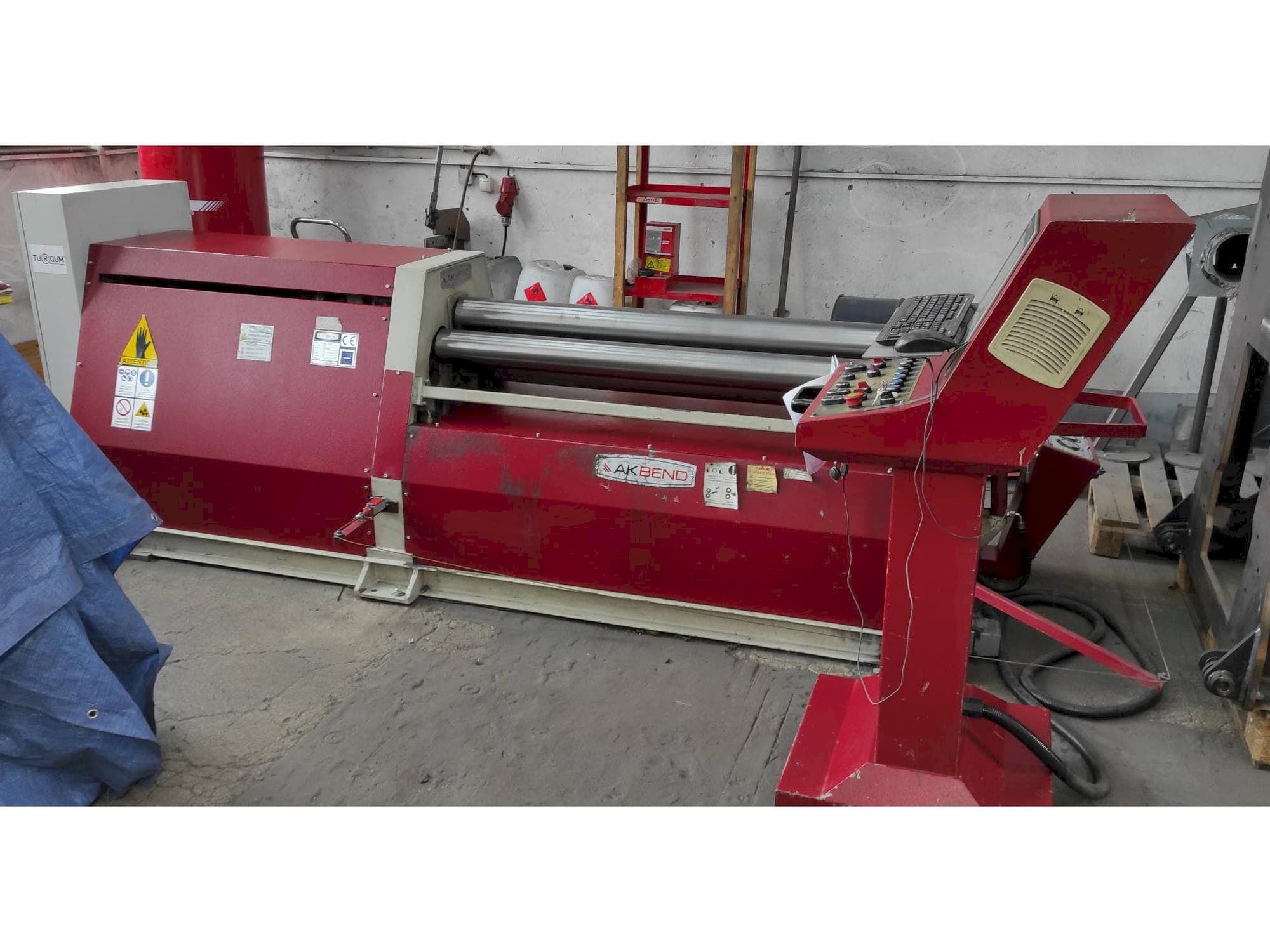 Vooraanzicht van AKBEND AHS 15/4-6 machine