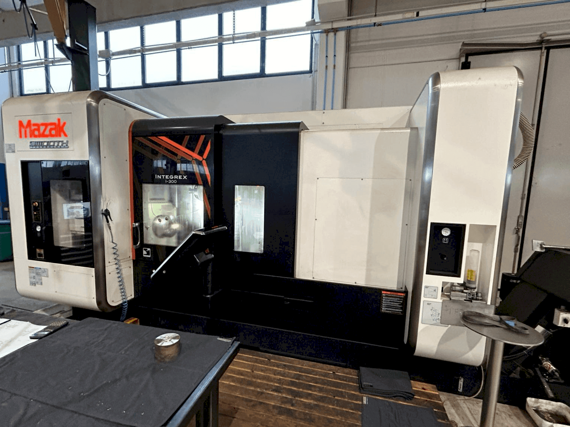 Vooraanzicht van Mazak INTEGREX i-300 machine