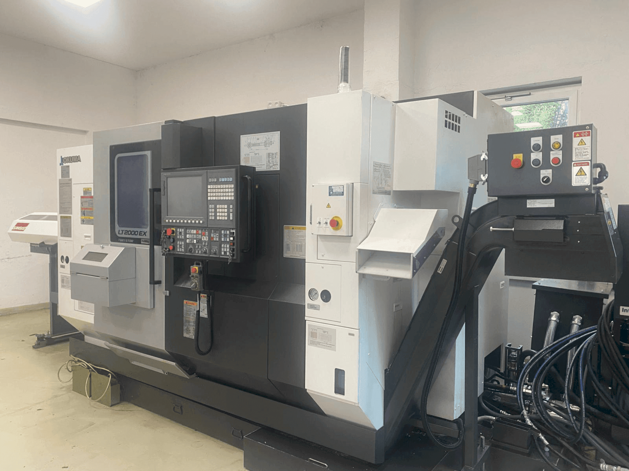 Vooraanzicht van Okuma LT2000-2T1MY machine