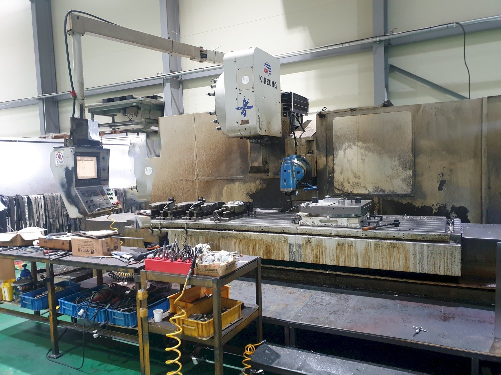 Vooraanzicht van KIHEUNG KNC-U1000 machine