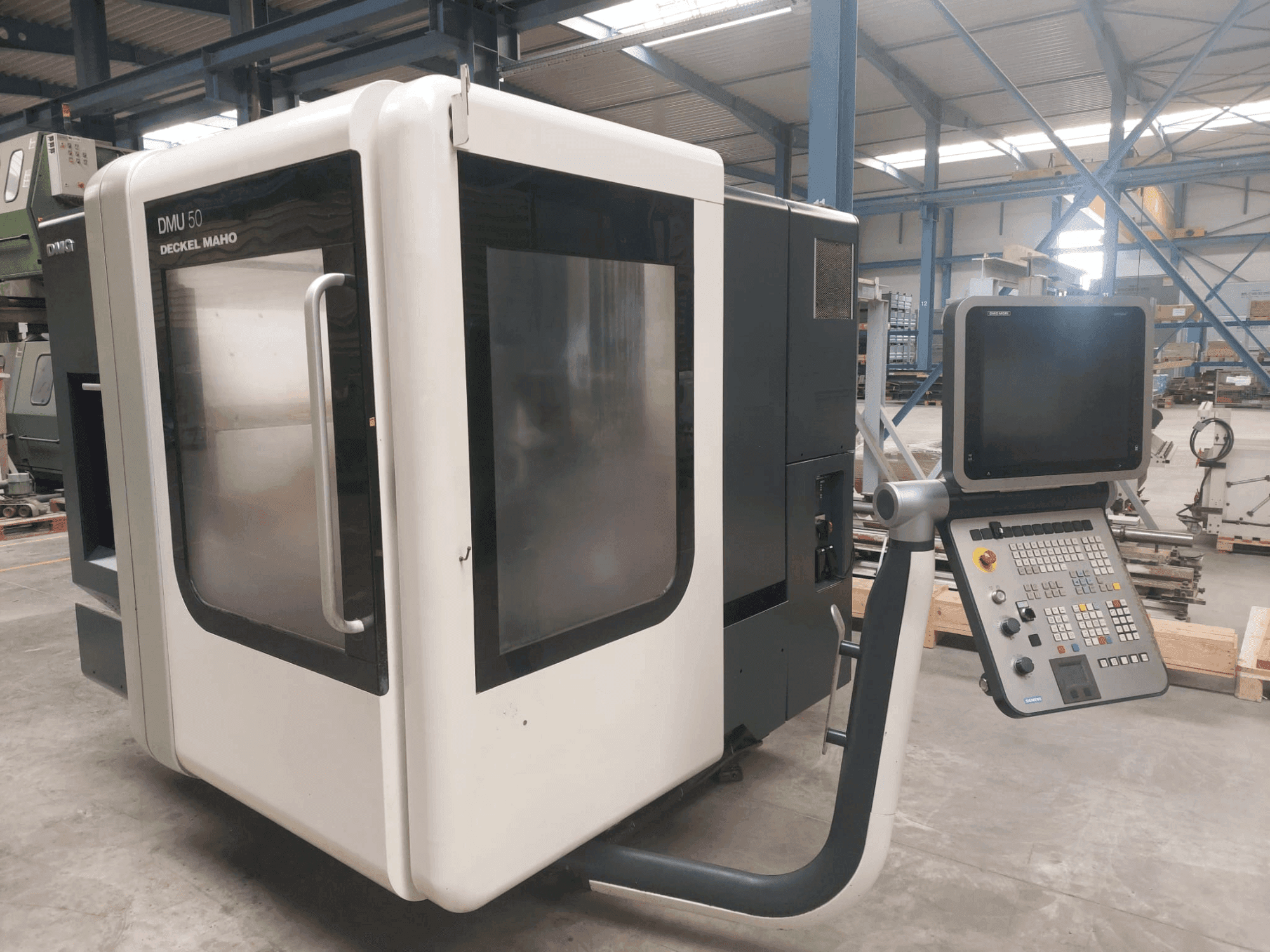 Vooraanzicht van DMG DECKEL MAHO DMU 50 machine