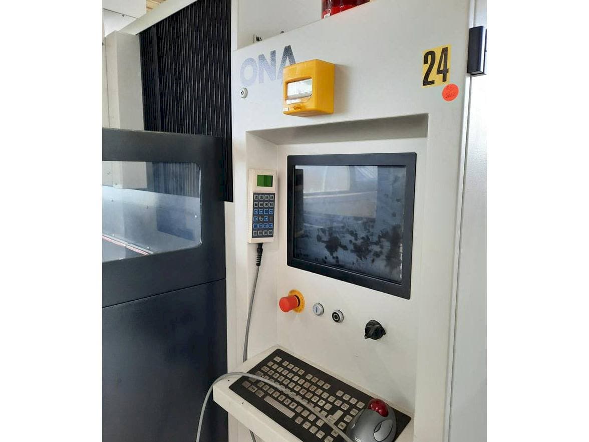 Vooraanzicht van ONA NX4F machine