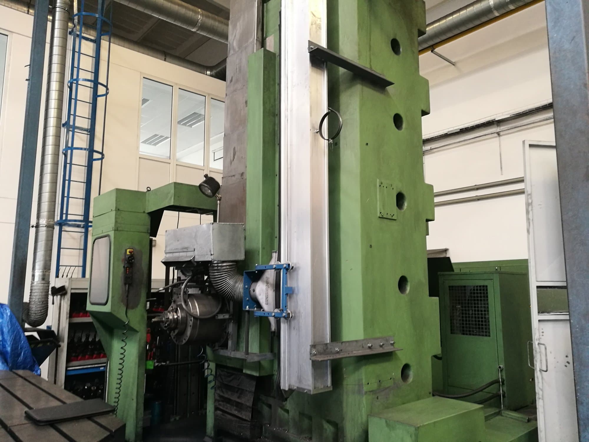 Vooraanzicht  van TOS WHN 130 machine