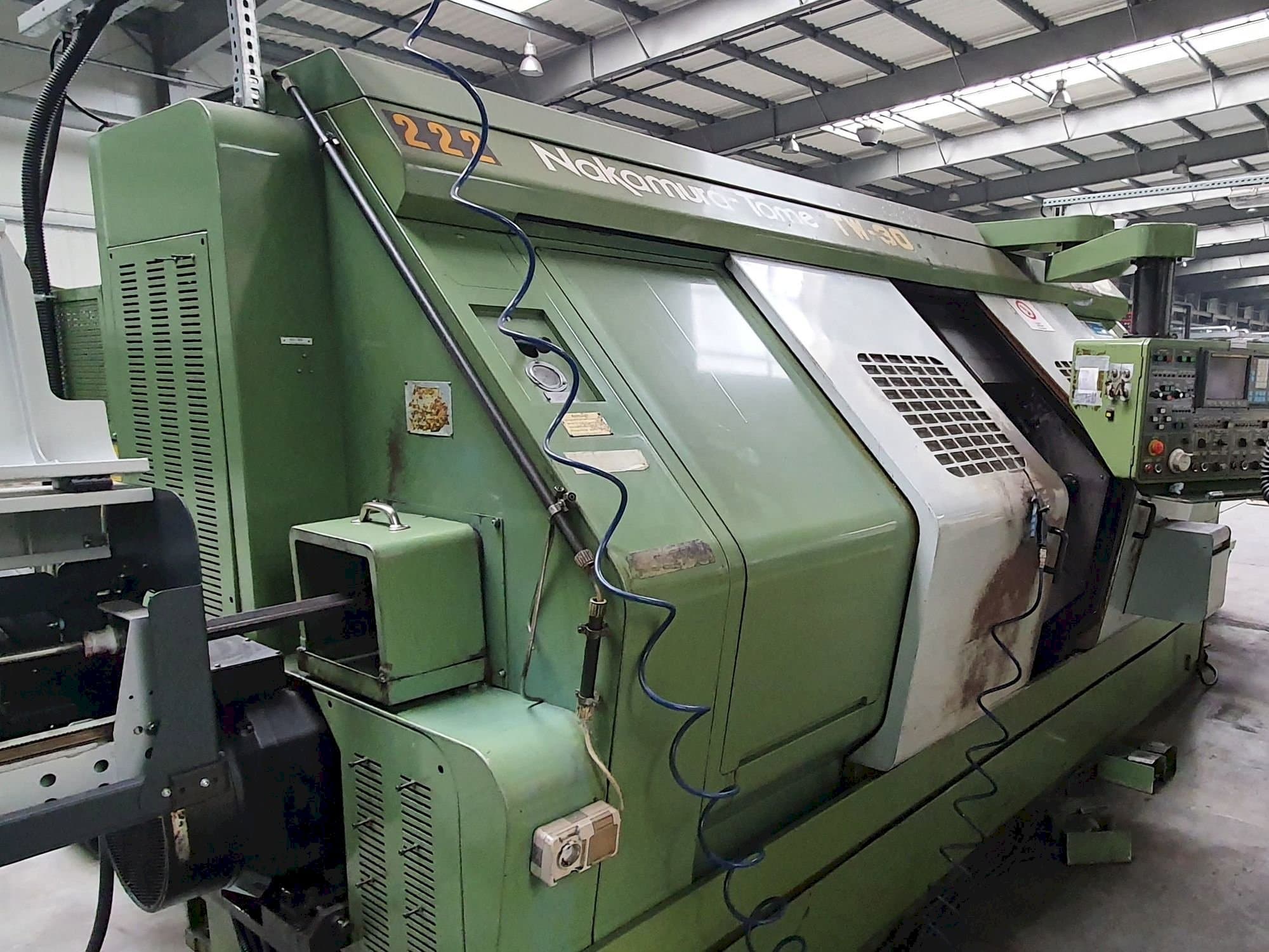 Vooraanzicht van NAKAMURA-TOME TW-30 machine