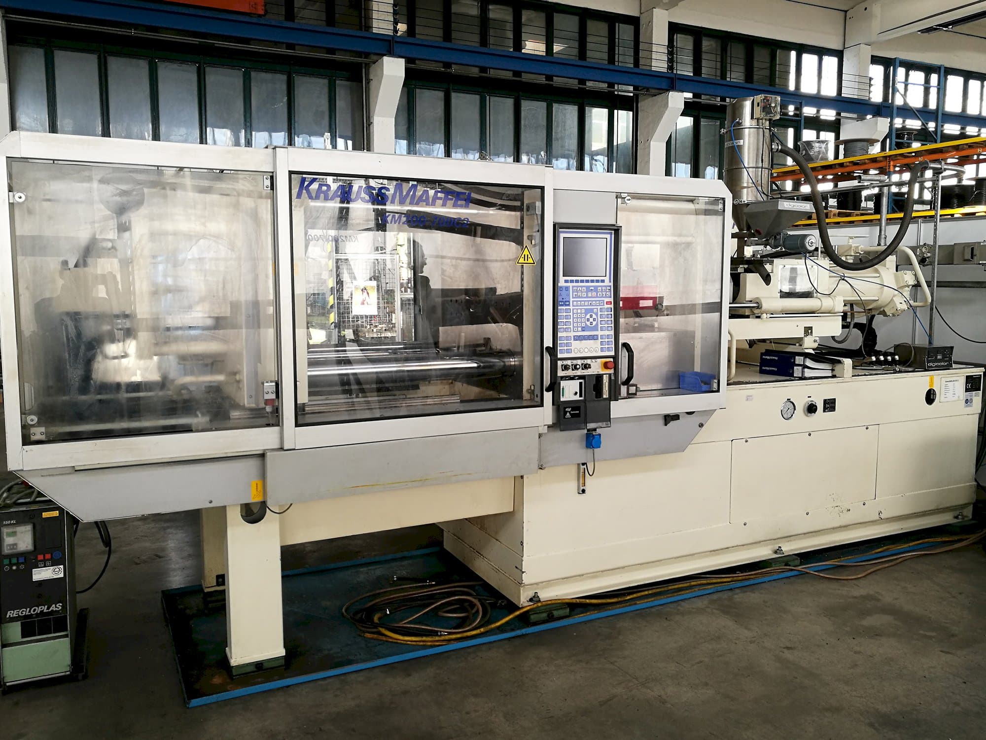 Vooraanzicht van Krauss Maffei 200-700 C2 machine