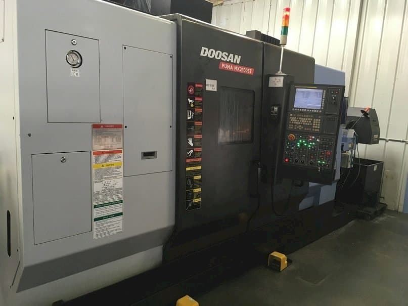 Vooraanzicht van Doosan Puma MX 2100 ST machine