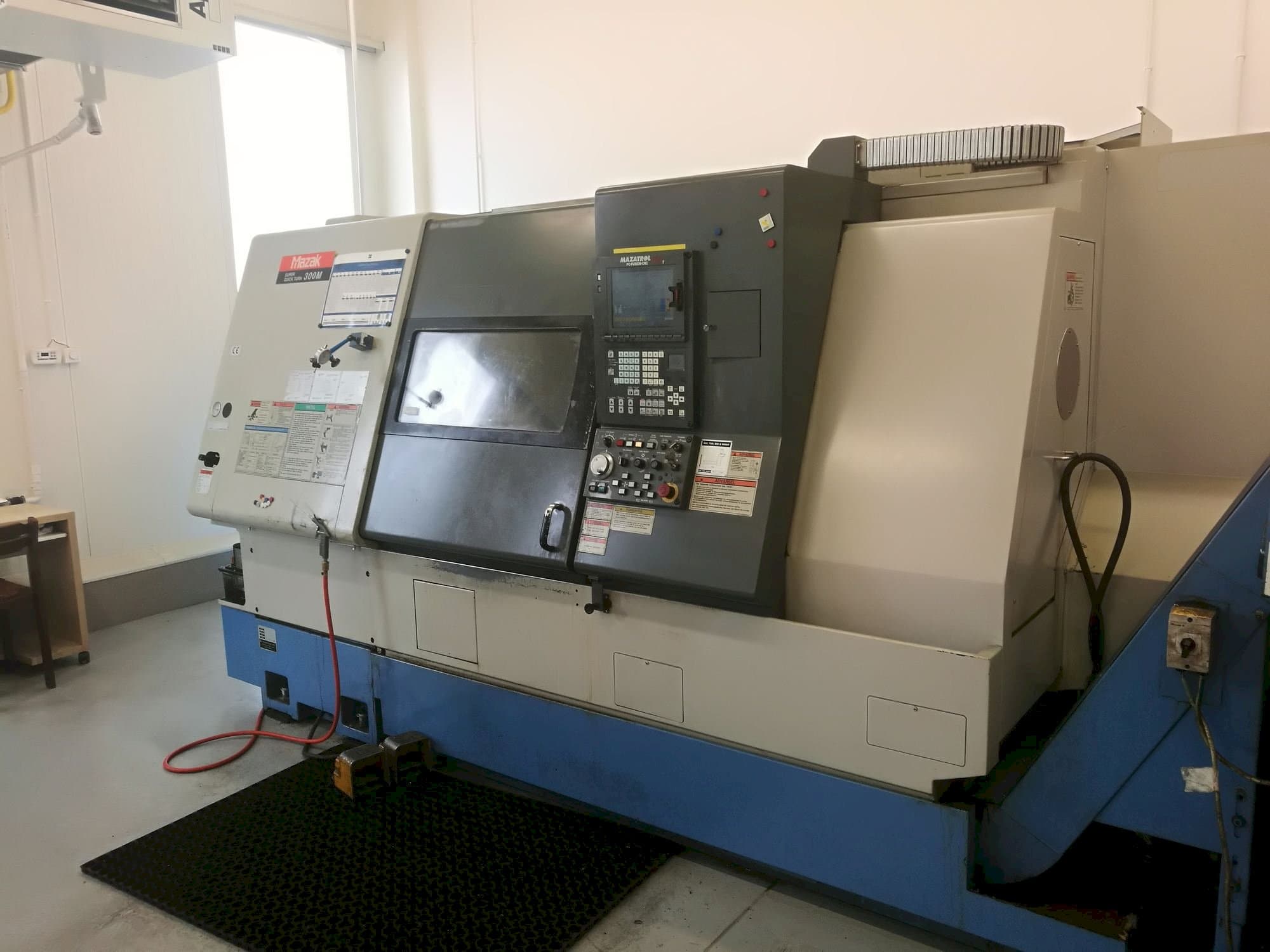 Vooraanzicht van Mazak SQT-300M machine