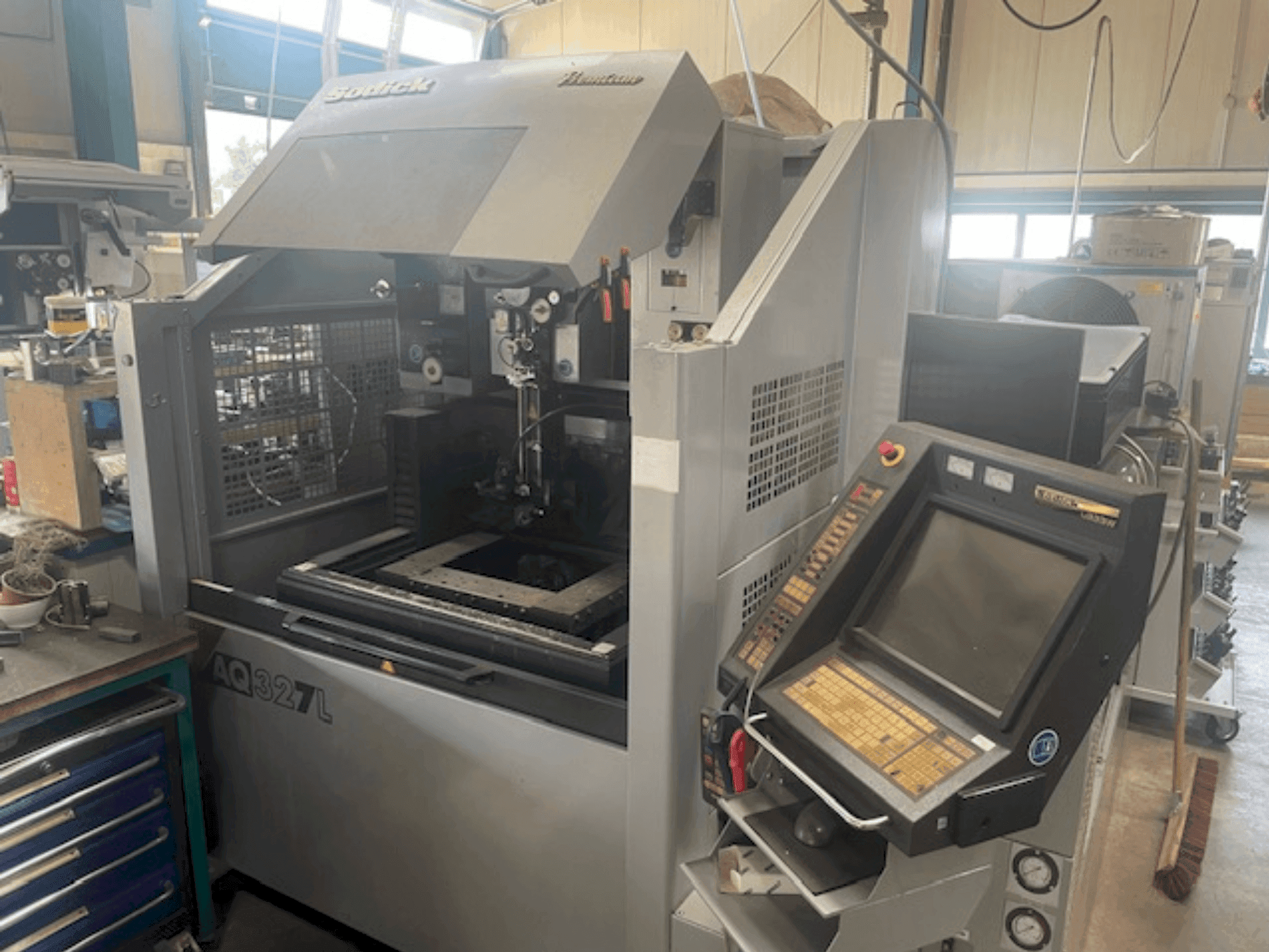 Vooraanzicht van Sodick AQ327l machine